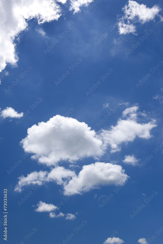 Obraz premium Błękitne niebo i chmury