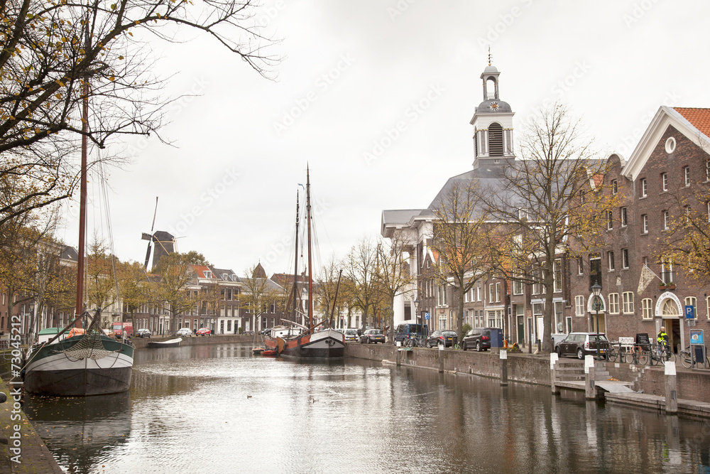 Fototapeta premium lange haven in Schiedam met jenevermuseum