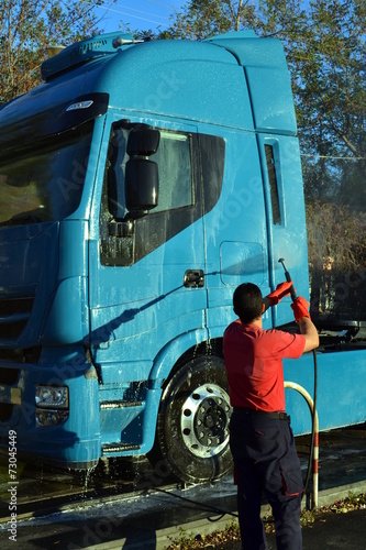 Lavaggio camion con idropulitrice