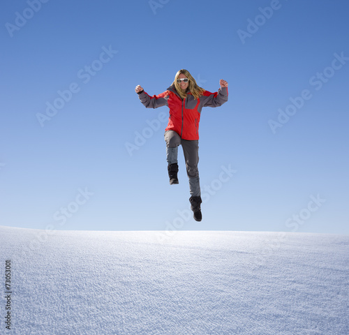 Frau mit Rotem Anorak im Schnee