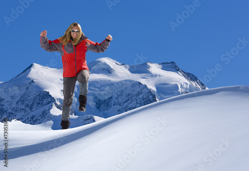 Frau mit Rotem Anorak im Schnee