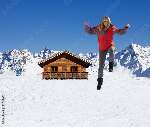 Frau mit Rotem Anorak im Schnee
