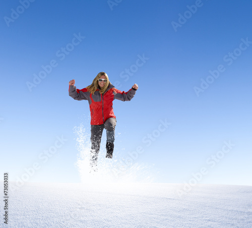 Frau mit Rotem Anorak im Schnee