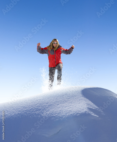 Frau mit Rotem Anorak im Schnee