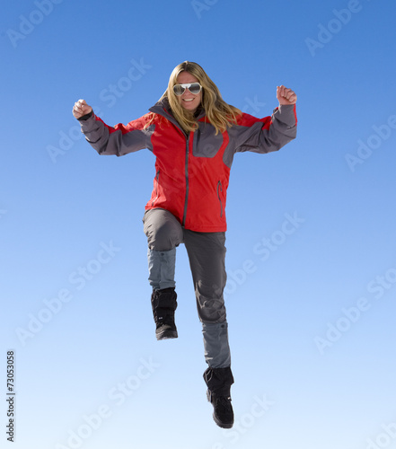 Frau mit Rotem Anorak beim sprung