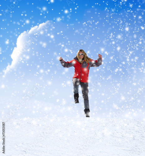 Frau mit Rotem Anorak im Schnee