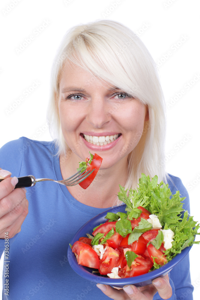 Hübsche blonde Frau isst Tomatensalat mit Mozarrella Hübsche blonde Frau isst Tomatensalat mit Mozarrella