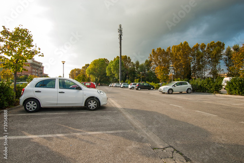 Posteggio auto, parcheggio pubblico, automobili parcheggiate