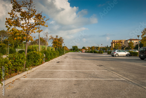 Posteggio auto, parcheggio pubblico, automobili parcheggiate
