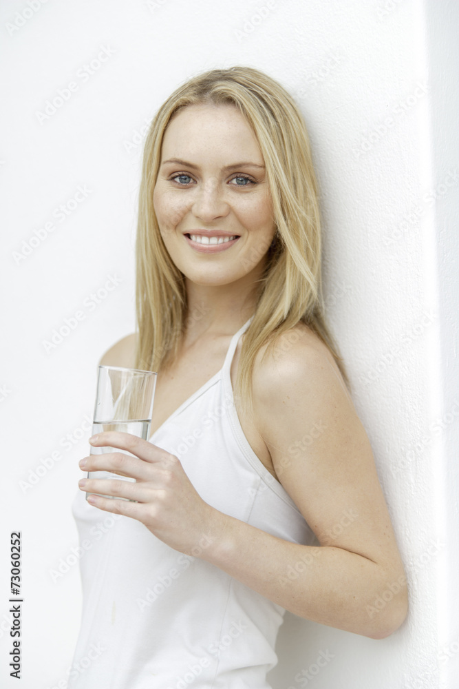 Junge Frau mit Wasserglas Junge Frau mit Wasserglas