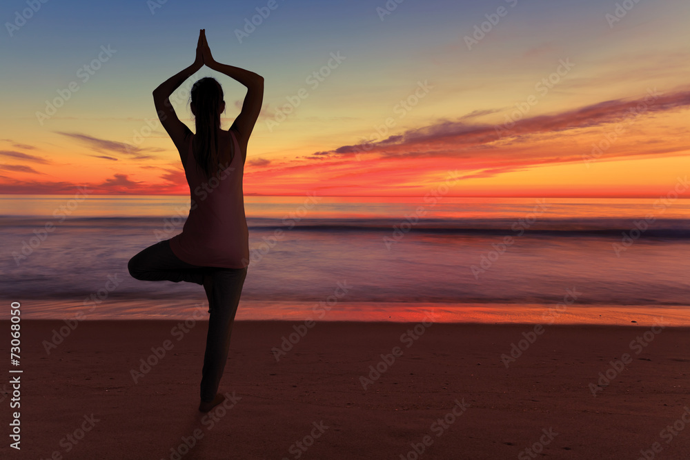 Yoga pendant le coucher de soleil