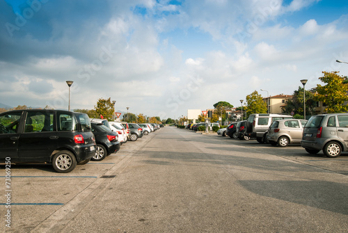 Posteggio auto, parcheggio pubblico, automobili parcheggiate