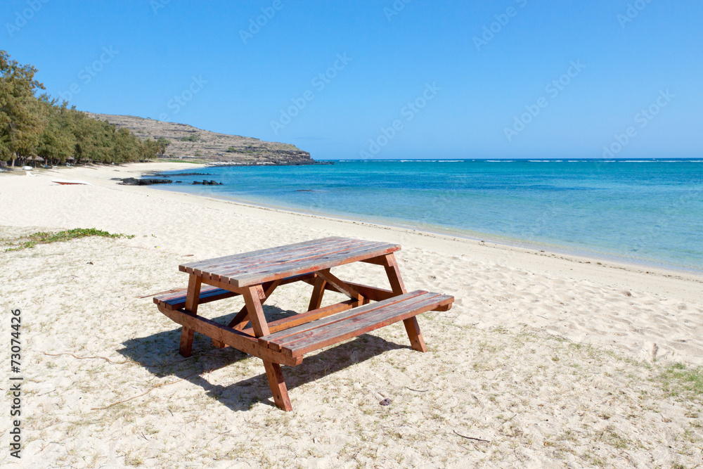 table de pique-nique sur plage de Cotton Bay