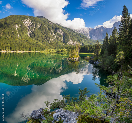  panorama górskiego jeziora w Alpach włoskich