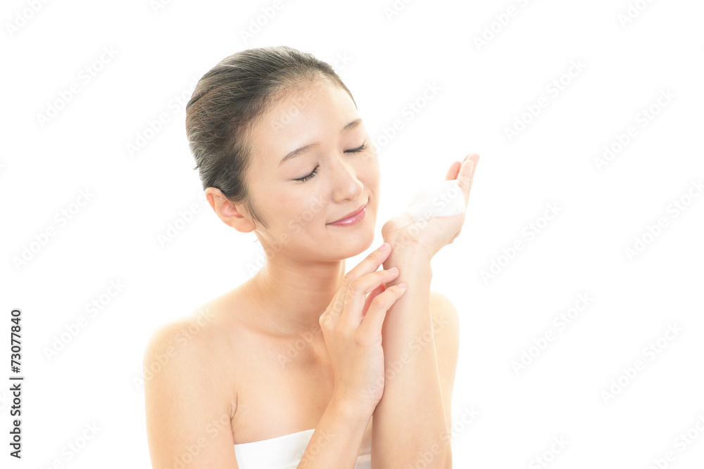 スキンケアをする女性 スキンケアをする女性