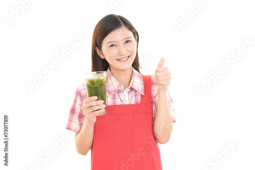 野菜ジュースを持つ笑顔の女性