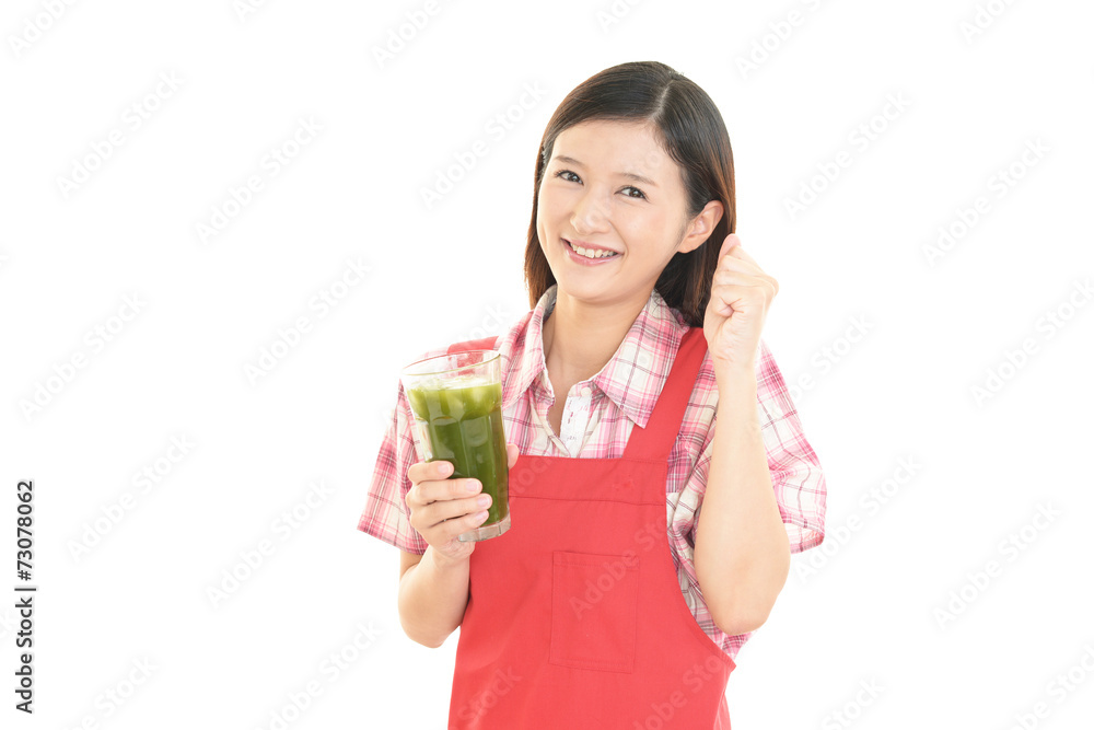 野菜ジュースを持つ女性 野菜ジュースを持つ女性