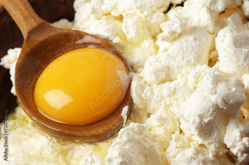 Cooking: cottage cheese and yolk