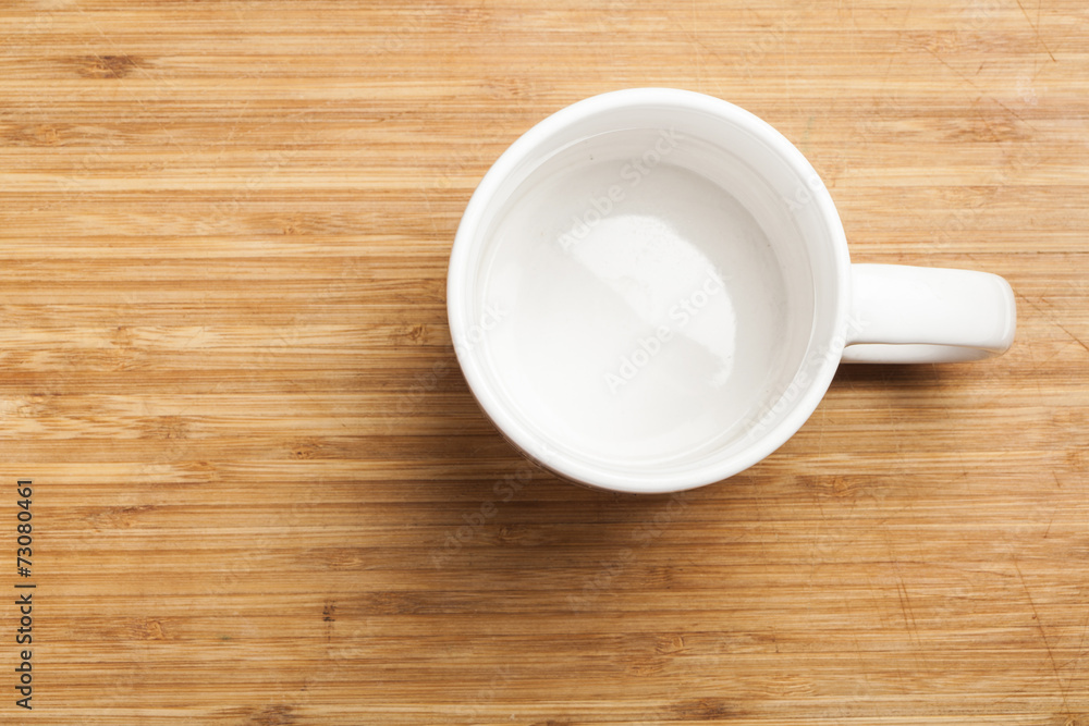 Leerer weisser Kaffee Becher auf Holz Tisch Leerer weisser Kaffee Becher auf Holz Tisch