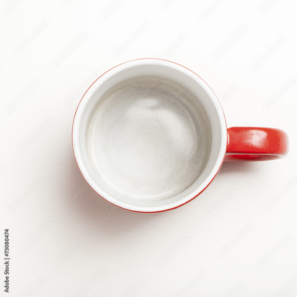 Leerer roter Kaffee Becher auf weissem Hintergrund Leerer roter Kaffee Becher auf weissem Hintergrund