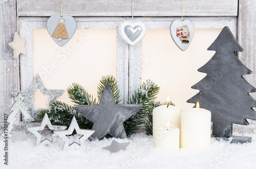 weihnachtsfenster mit silberner dekoration