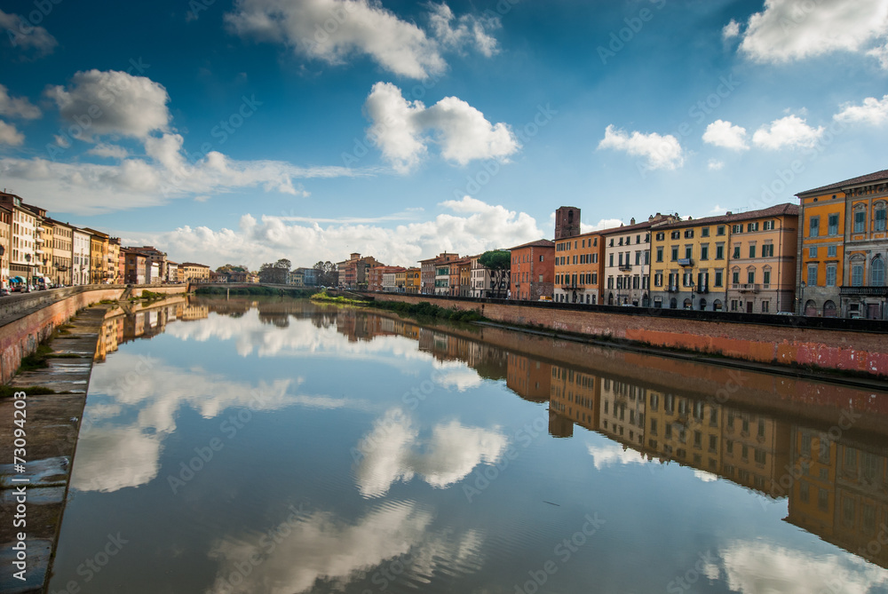 Veduta Lungarno Mediceo Pisa, cielo nuvole riflessi sul fiume