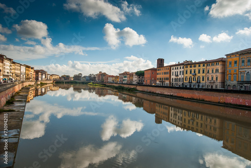 Veduta Lungarno Mediceo Pisa, cielo nuvole riflessi sul fiume © Andreaphoto