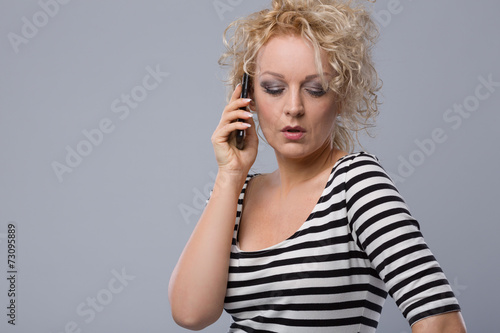 Junge Frau telefoniert mit Partner
