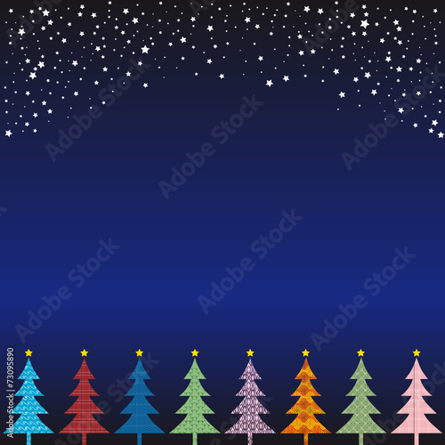 Bunte Weihnachtsbäume vor Nacht Hinterrgrund