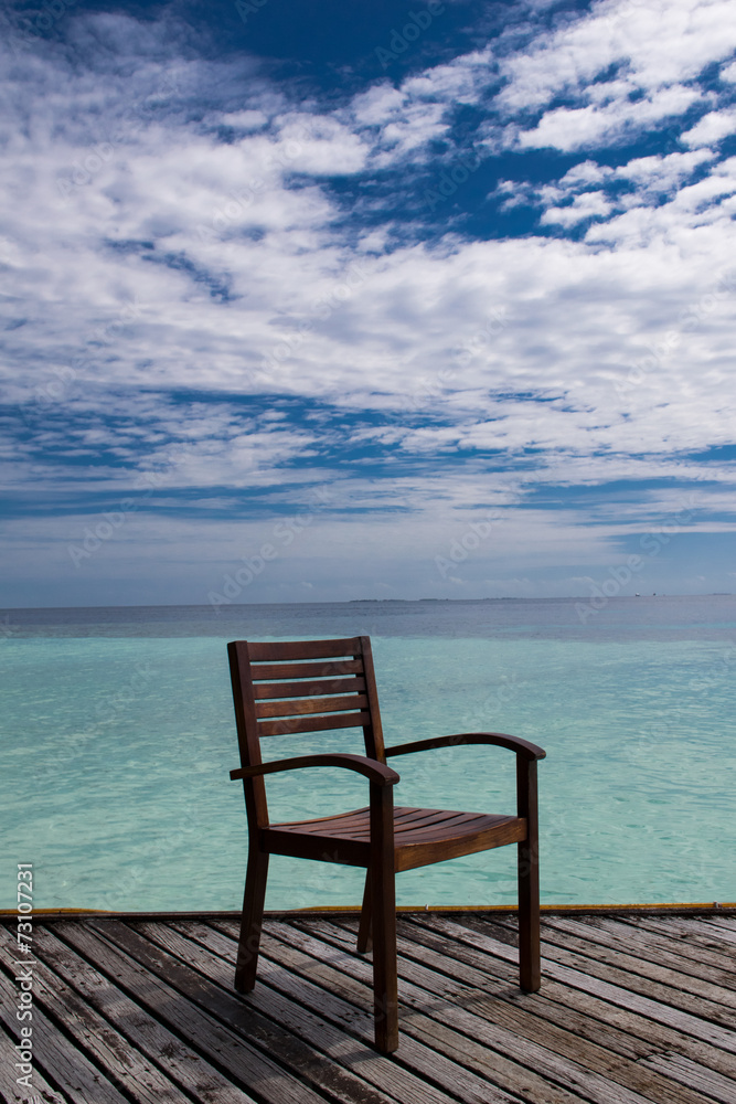 einsamer Stuhl mit Meerblick