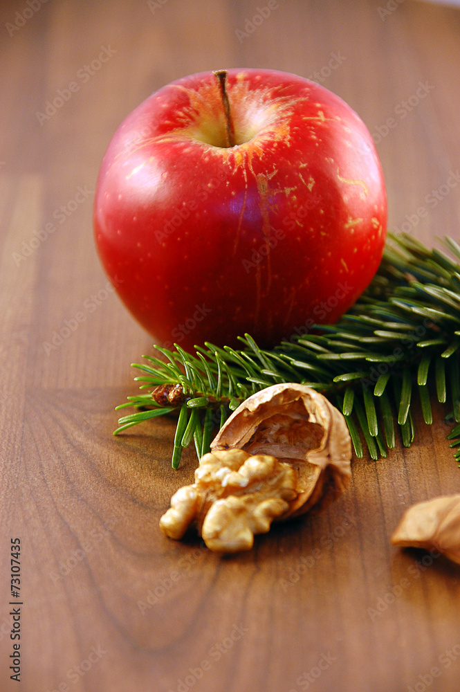Apfel und Walnuss Apfel und Walnuss
