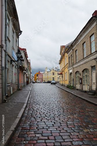 Fototapeta Naklejka Na Ścianę i Meble -  cobbled streets of old Tallinn in rainy weather