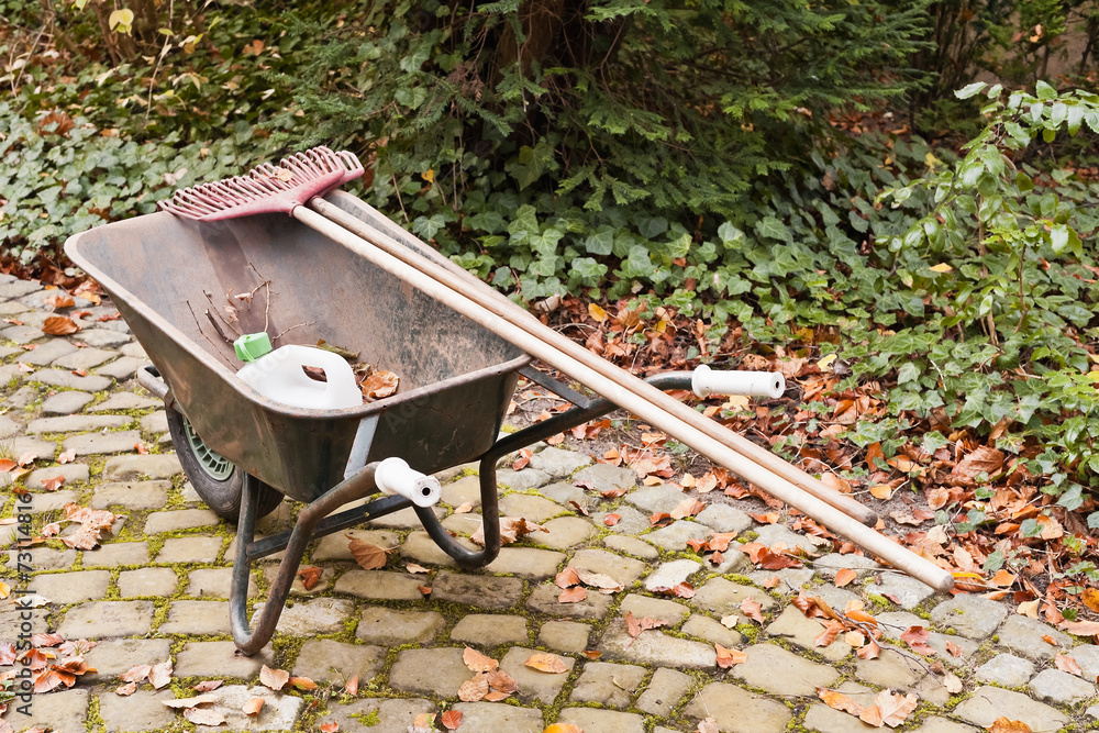 Nylon Laubbesen - Rechen - liegen auf einer Schubkarre