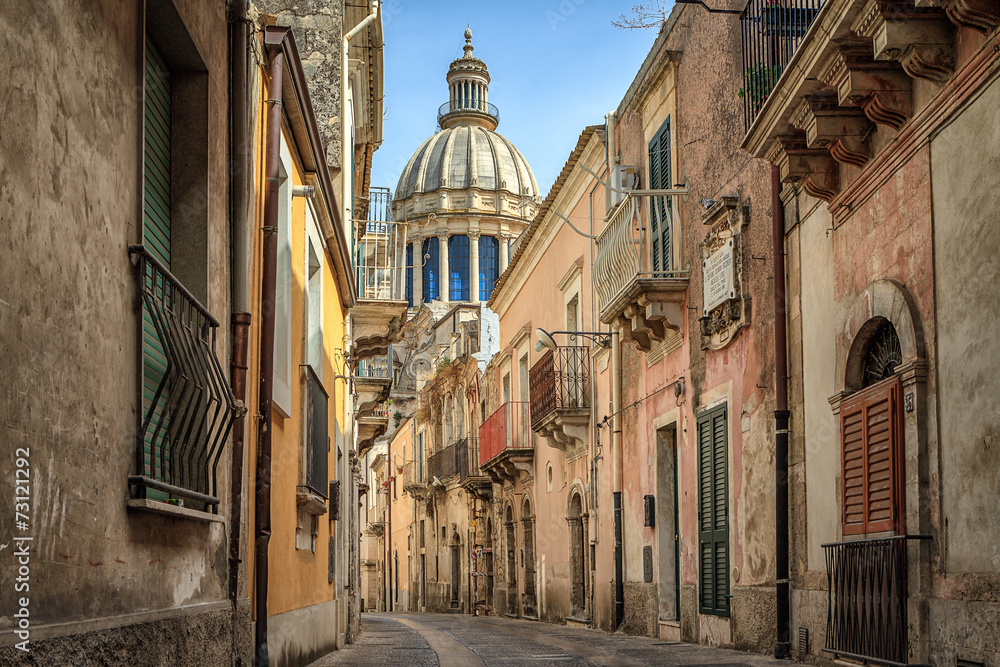 Wąska sceniczna ulica w Ragusa, Sicily, Włochy <span>plik: #73121292 | autor: christophe</span>