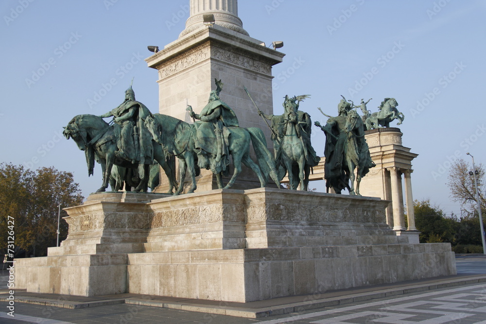 Obraz premium Statues de la Place des Héros à Budapest, Hongrie