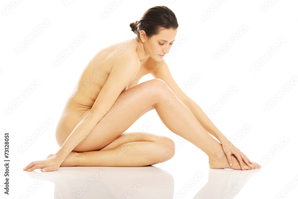 Obraz premium Beautiful woman sitting naked