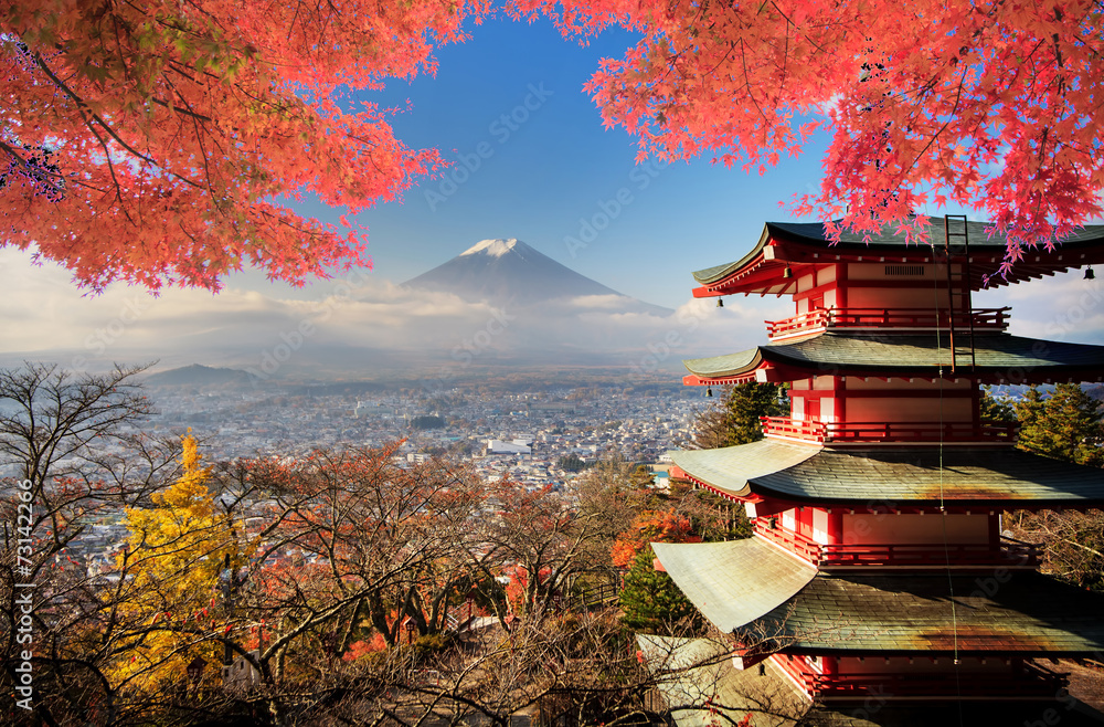 Fototapeta premium Fuji z jesiennymi kolorami w Japonii