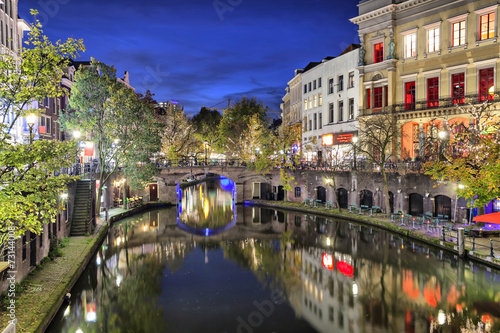 Fototapeta Naklejka Na Ścianę i Meble -  Bridge across canal in the historic center of Utrecht