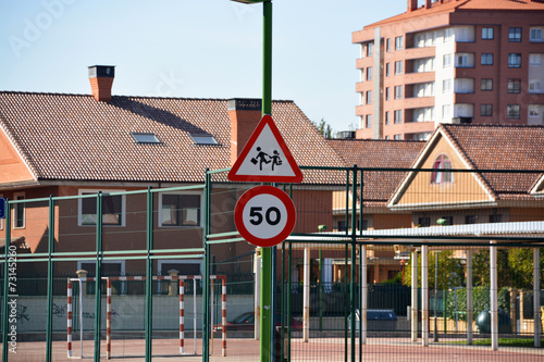 señales de trafico en una zona escolar photo