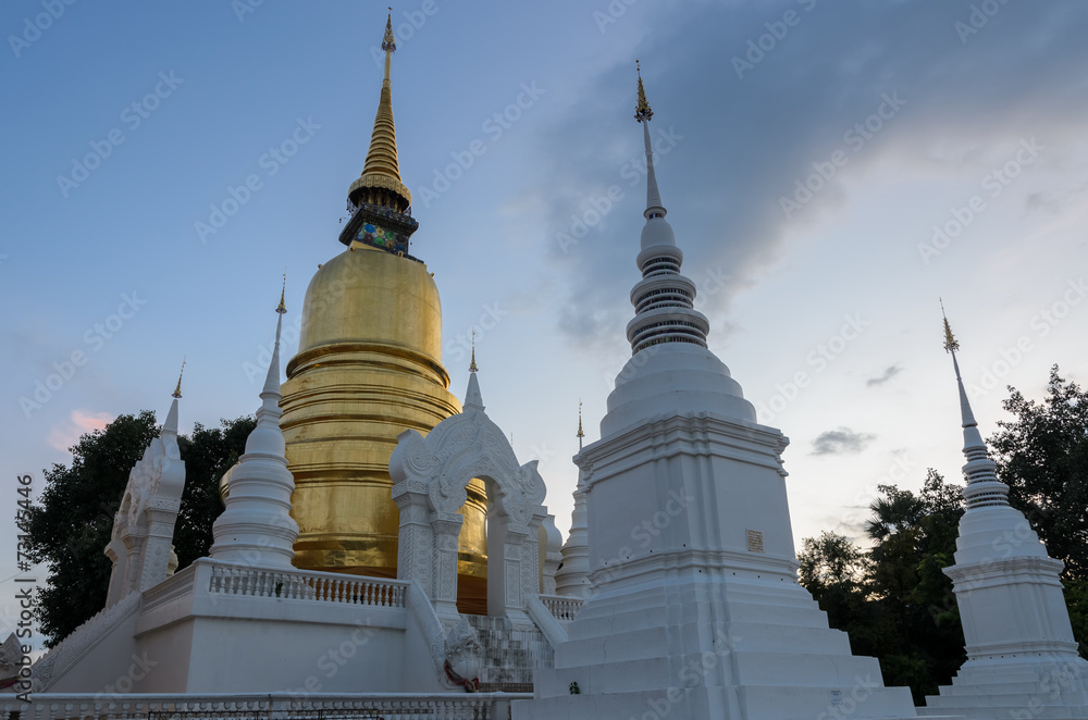 Naklejka premium Wat Suan Dok at twilight in Chiang Mai, Thailand