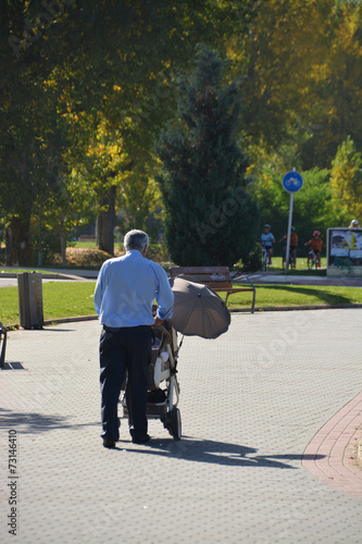 abuelo paseando con un carrito de niño