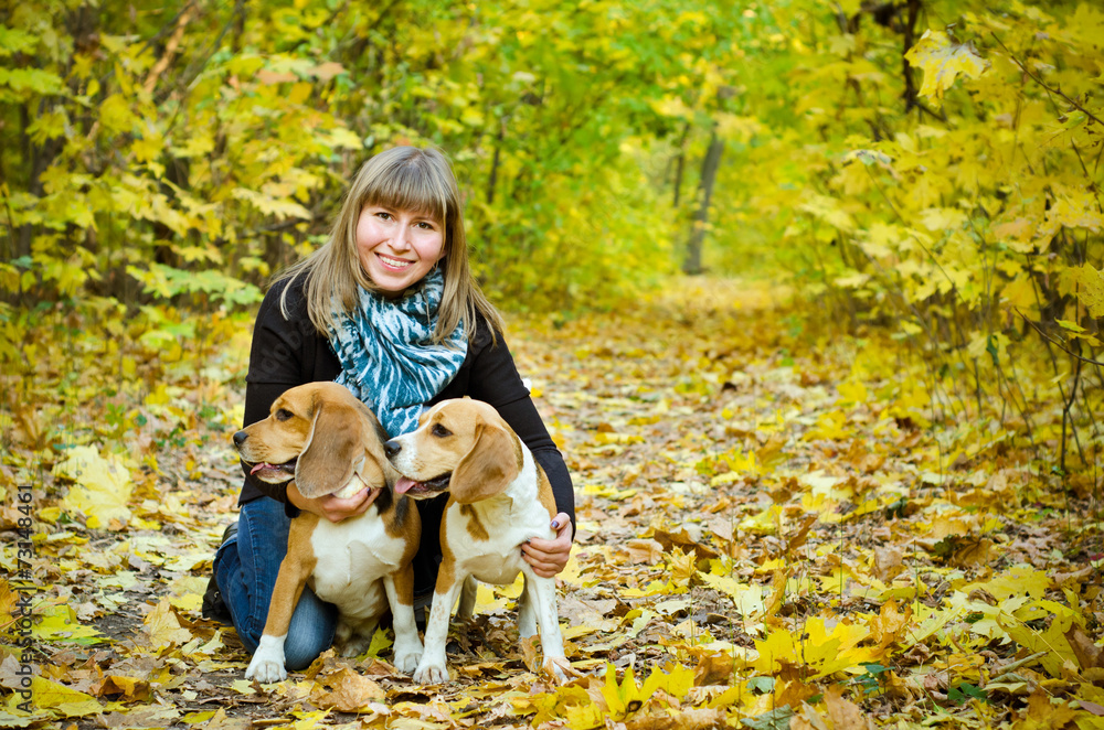 woman with two beagles