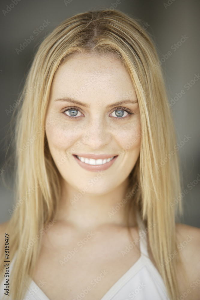 Portrait junger lächelnder Frau Portrait junger lächelnder Frau