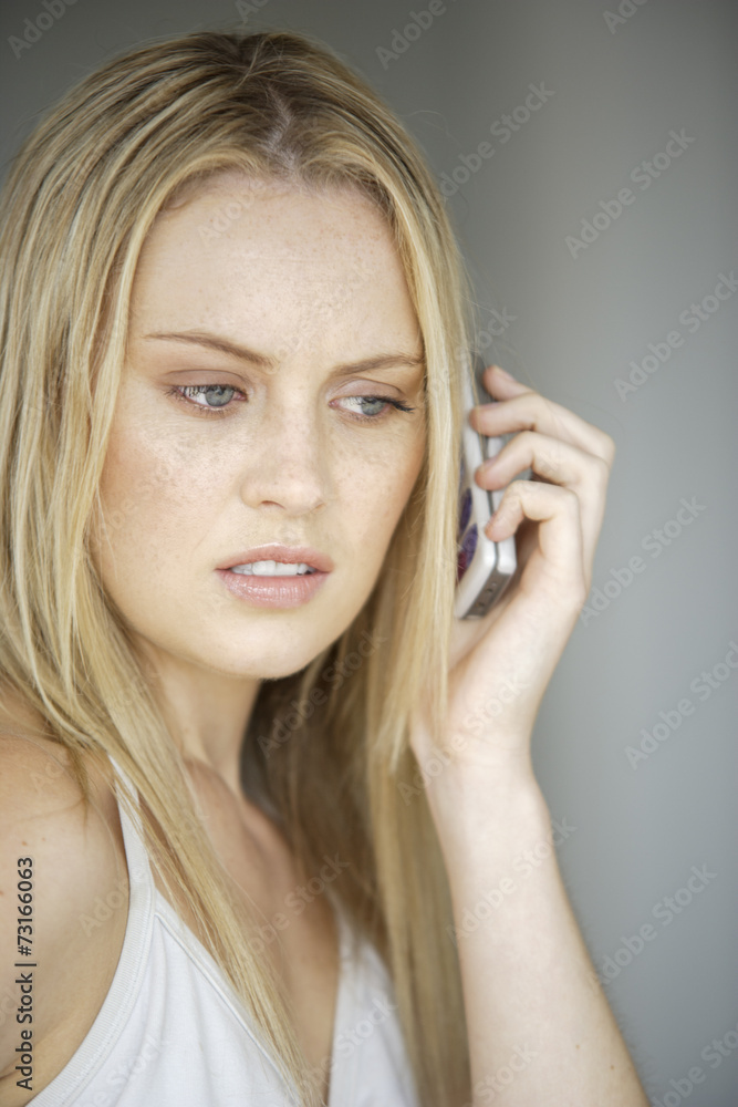 Junge Frau mit Mobiltelefon Junge Frau mit Mobiltelefon