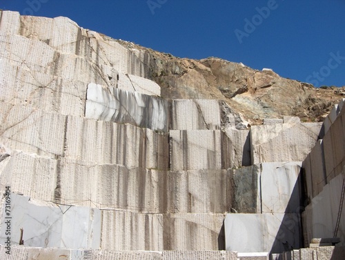 Cava di granito a cielo aperto, fronte di scavo