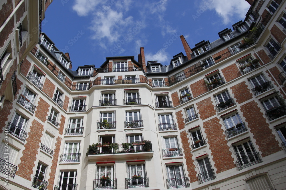 Fototapeta premium Immeuble en briques à Paris