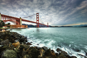 Fototapete New York Golden Gate Bridge nach dem Regen  © srongkrod