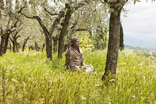 Bronzefigur des Franz von Assisi bei San Damiano in Assisi, Umbrien, Italien photo