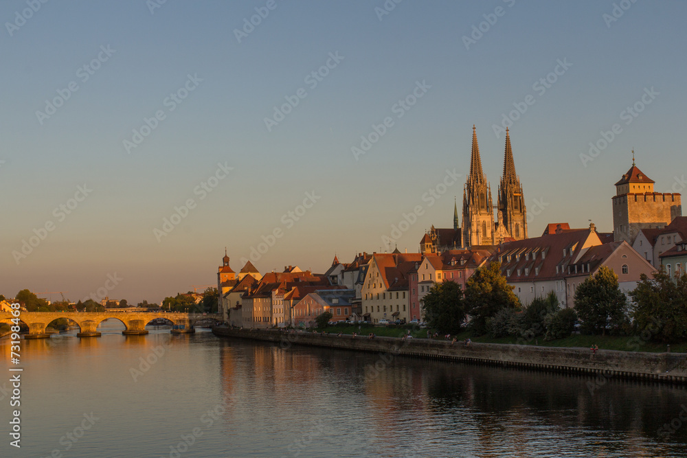 Obraz premium Regensburg at sundown