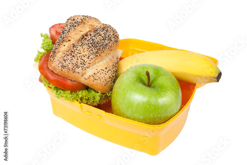 brotdose mit käsebrötchen und obst